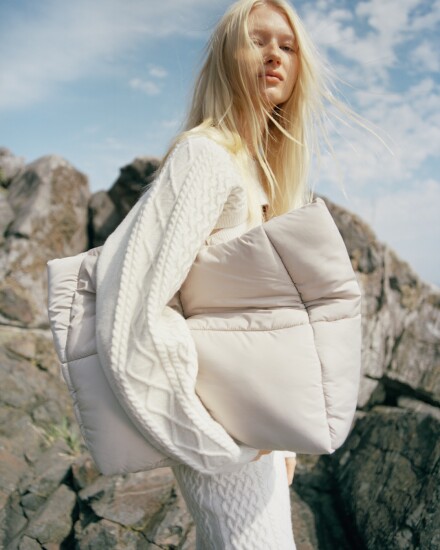 H&M has presented a new collection of knitwear and knitwear in pastel colors.